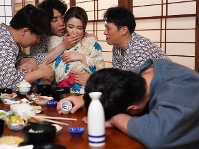 đưa bà xã đi suối nước nóng, chồng không biết vợ yêu bị người khác làm tình sấp mặt