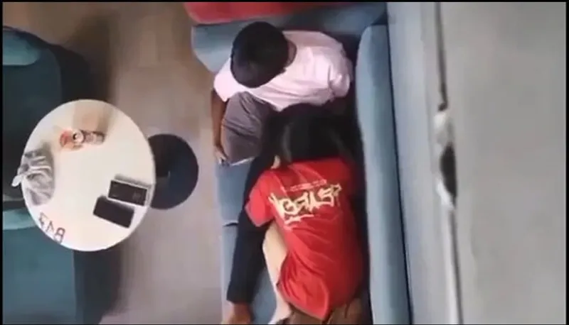 Quay lén em ghệ liếm bú cho bồ nơi công cộng