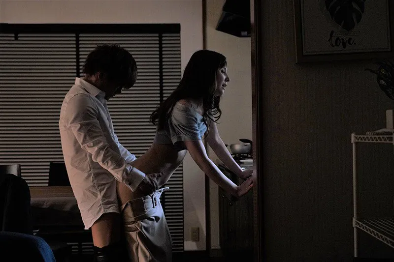 Cấp trên đi công tác, cậu nhân viên đến nhà xoạc vợ ông ấy