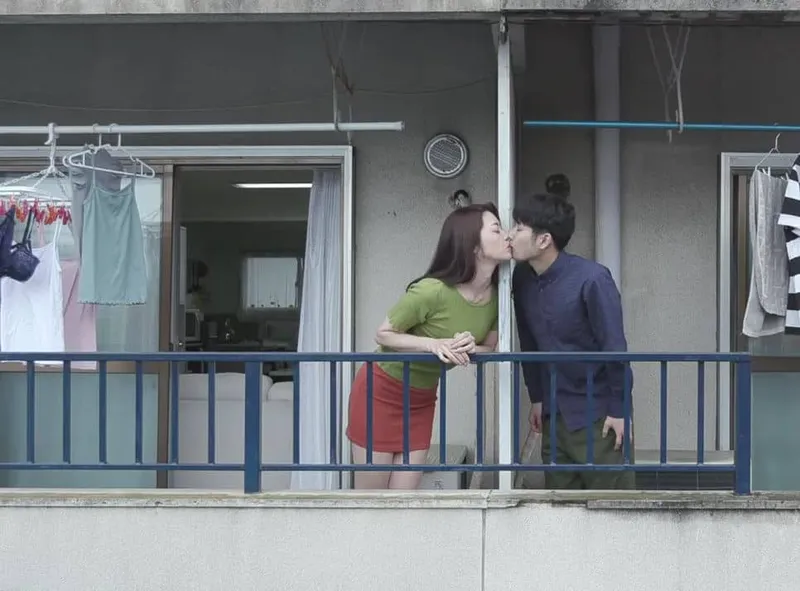 Tiếng rên của chị cạnh hàng xóm và cậu thanh niên được lái máy bay