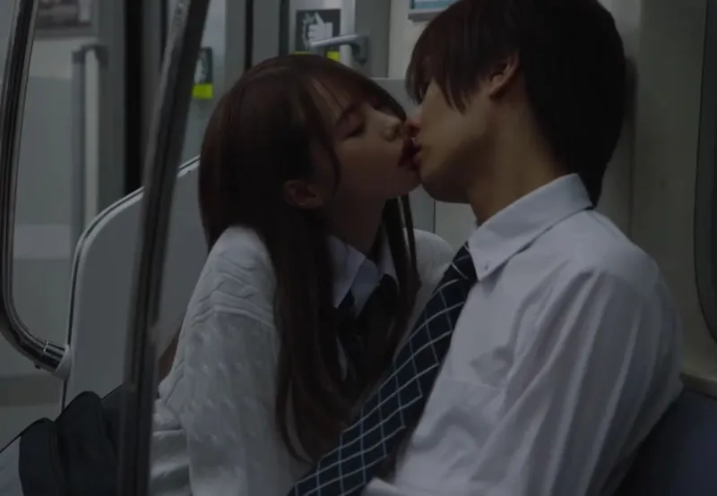 Nữ sinh tò mò hôn lén cchuối trai đang ngủ trên chuyến tàu điện