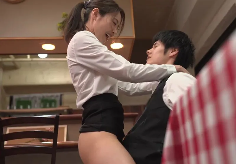 Cậu trai trẻ nện nữ đồng nghiệp có chồng yêu nhưng gã chồng “yếu”