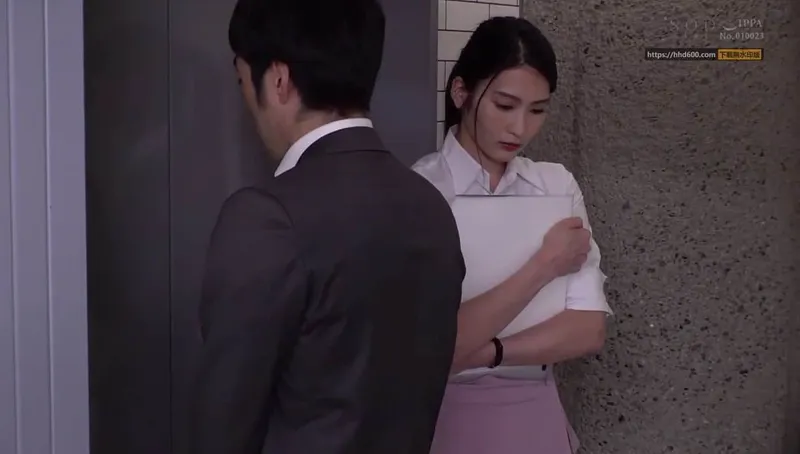 Em thư ký bần cùng bị tiền bối bắt vào khách sạn phục vụ đối tác