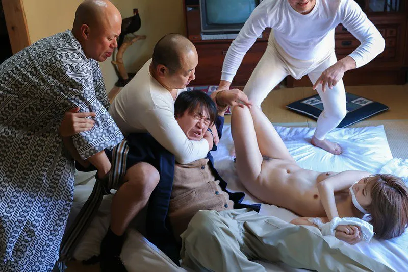 Gã chồng nhìn vợ bị những tên tù vượt ngục cưỡng hiếp