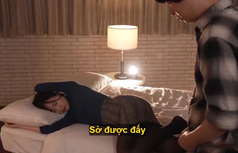 Một đêm mất ngủ với nữ phát thanh viên nổi tiếng khắp nơi khi ở cùng phòng khách sạn