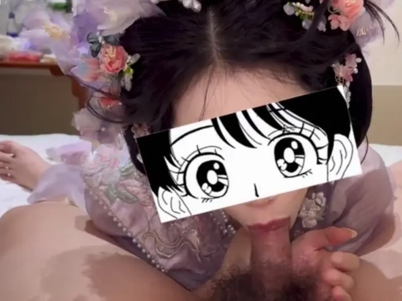 Gái xinh trong bộ đồ hoa nhỏ liếm cục thịt cực đã