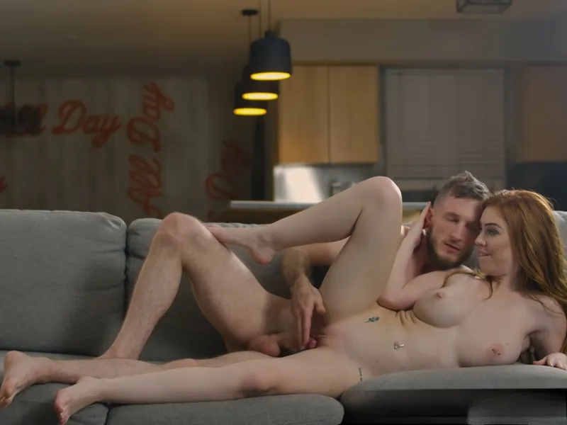 đang tăng ca mà bồ cứ dùng lỗ lồn lôi kéo tôi doggy cùng em