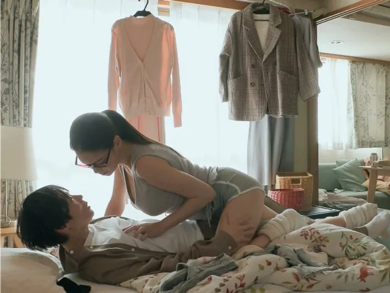 được chị cạnh bên nhà "an ủi" khi em gái đi ngoại tình